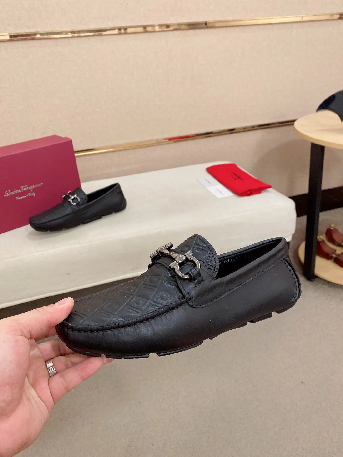 Men's shoes💰: 560💰High-end quality! Ferragamo🆕🆕Exclusive hot-selling products in stock🔥🔥New products on the shelves, high-quality Ferragamo men's pea shoes, high-end casual driving shoes, with complete packaging! 💪 💪 Material: imported cowhide 🐂 + imported high-quality water-dyed cowhide lining + wear-resistant outsole 👍🏻👍🏻 Features: high-end and comfortable, purely handmade 🚀 🚀 Create the perfect shoes that suit you best 🔥 🔥 Size: (38-44) 45 standard size can be customized!